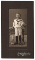 Fotografie Martin Herzfeld, Leipzig, Thomassgasse 4, Junge Im Matrosenanzug Mit Einem Ball  - Anonymous Persons