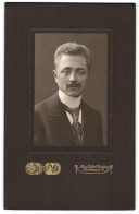 Fotografie Max Seifert, Freiberg, Poststrasse 11, Eleganter Herr Mit Moustache  - Personas Anónimos