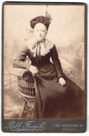 Photo Robt. Fugill, Hull, 186, Waterloo St., Elegante Dame Sitzt Auf Einem Korbstuhl  - Anonymous Persons
