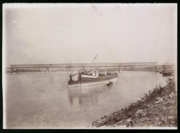 Fotografie Brück & Sohn Meissen, Ansicht Budapest, Donau - Lastkahn Vor Der Eisenbahnbrücke  - Schiffe