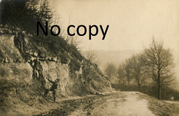 CARTE PHOTO ALLEMANDE - SOLDATS SUR LA ROUTE DE AUDIGNICOURT PRES DE VEZAPONIN - SOISSONS AISNE - GUERRE 1914 1918 - War 1914-18