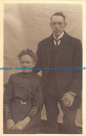 R152937 Old Postcard. Woman And Man - Wereld