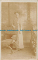 R152222 Old Postcard. Woman Near The Chair - Wereld
