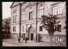 Fotografie Brück & Sohn Meissen, Ansicht Freiberg I. Sa., Soldanten In Uniform Am Eingang Der Jäger-Kaserne  - Lugares