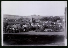 Fotografie Brück & Sohn Meissen, Ansicht Schirgiswalde I. Sa., Blick Auf Den Ort Mit Der Kirche Und Wohnhäuser  - Lugares