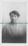 R152278 Old Postcard. Woman Portrait - World