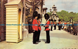 R153628 Changing The Guard At Buckingham Palace. London. 1960 - Otros & Sin Clasificación