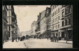 AK Saarbrücken, Partie In Der Bahnhof-Strasse Mit Strassenbahn Und Kutschen  - Saarbruecken