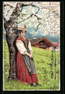 Präge-Künstler-AK Alfred Mailick: Frau In Tracht Lehnt Am Baum  - Mailick, Alfred