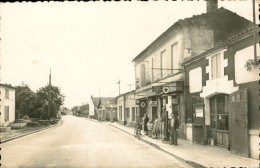 17)  CHADENIERS  - Le Centre Du Bourg  (  Station à Essence ) - Autres & Non Classés