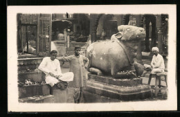 Foto-AK Benares, Männer Bei Einer Kuhstatue  - Inde