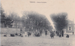 C24-27) VERNON - EURE - AVENUE GAMBETTA - ANIMATION  - HABITANTS -  EN  1906 - ( 2 SCANS ) - Vernon