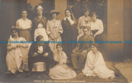 R155062 Old Postcard. Women And Men - World