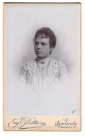 Fotografie Eug. Butterveg, Karlsruhe, Amalienstrasse 37, Junge Dame Mit Stirnlocken, Brosche Und Kette  - Anonymous Persons