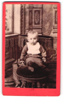 Fotografie Unbekannter Fotograf Und Ort, Portrait Baby Auf Einem Stuhl Sitzend  - Personas Anónimos