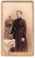 Fotografie W. Boppel, Schwäb. Gmünd, Portrait Junge Dame In Schwarzem Kleid Mit Buch  - Personnes Anonymes