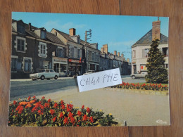 SANDILLON - LA RUE D ORLEANS ET LA PLACE DE L EGLISE - VOITURES DE TOURISME ANNEES 1960 4L - COMMERCES - Autres & Non Classés