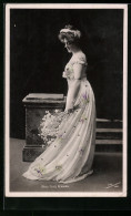 AK Schauspielerin Ethel Newman, Elegant Mit Blumen  - Actores