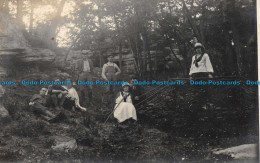 R155429 Old Postcard. People In The Woods - Monde