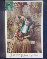 1589 THEME . IL EN COUTE UN BAISER PAR FLEUR . COUPLE. FEMME  ASSISE SUR UN BANC . EDIT. EPR . N° 135 . OBLITEREE 1908 - Couples