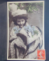 1605 THEME . BONNE ANNEE . FEMME ENMITOUFLEE . ET CHAPEAU BLANC . - New Year