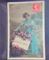 1614 THEME . AMITIES . FEMME DEBOUT AVEC DES FLEURS . - Frauen