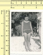 REAL PHOTO, Beach Cute Kid Girl  Enfant Fillette Sur Plage ORIGINAL - Personnes Anonymes