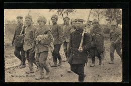 AK Soldaten In Uniform Mit Russischen Kriegsgefangenen  - Guerre 1914-18