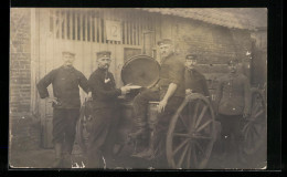 Foto-AK Soldaten In Uniform An Der Feldküche, Gastronomie  - War 1914-18