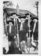 Photographie Vintage Photo Snapshot Scoutisme Scouts Drapeau Fanion - Personnes Anonymes