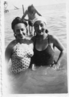 Photographie Vintage Photo Snapshot Pin-up Maillot Bain Sexy Mer Bonnet  - Lieux