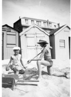 Photographie Vintage Photo Snapshot Plage Beach Maillot Bain Enfant Child Sable  - Plaatsen
