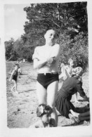 Photographie Vintage Photo Snapshot Drôle Gag Funny Plage Maillot Bain Montluçon - Personnes Anonymes