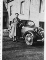 Photographie Vintage Photo Snapshot Automobile Voiture Car Auto Femme Mode - Automobile