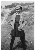 Photographie Vintage Photo Snapshot Enfant Fillette Mode Casquette - Personnes Anonymes