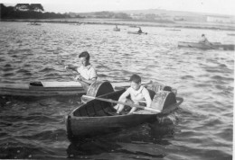 Photographie Vintage Photo Snapshot Pédalo Enfant  - Other & Unclassified