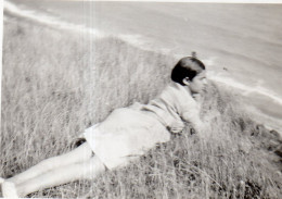 Photographie Vintage Photo Snapshot Jeune Fille Teen Loilta Allongée - Personnes Anonymes