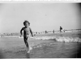 Photographie Vintage Photo Snapshot Plage Enfant Fillette Vague  - Personnes Anonymes