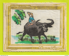 Souvenir Du VIÊT NAM Ou Vietnam Nouvel An Carte De Bonne Année Peinture Sur Tissus ? Enfant Sur Une Vache - Vietnam