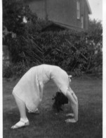 Photographie Vintage Photo Snapshot Danse Souplesse Gymnastique  - Autres & Non Classés