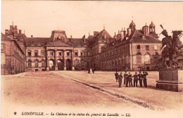 54 - LUNEVILLE - La Chateau Et La Statue Du General De Lassalle - Luneville