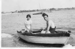 Photographie Vintage Photo Snapshot Barque Canot Bateau Couple Rame  - Schiffe