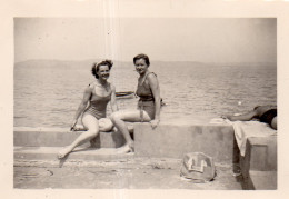 Photographie Vintage Photo Snapshot Plage Beach Maillot Bain Mer Baignade Sexy - Plaatsen