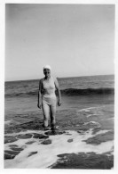 Photographie Vintage Photo Snapshot Plage Beach Maillot Bain Mer Baignade - Personnes Anonymes