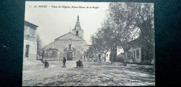 13 , Arles , La Place De L'église Et Ses Habitants - Arles