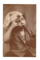 CPA  Mode . Enfant Fumant La Pipe. Portrait Artistique - Ritratti