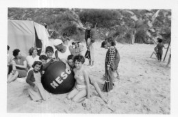 Photographie Vintage Photo Snapshot Plage Beach Maillot Bain Ballon Balle Ball - Places