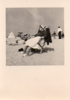 Photographie Vintage Photo Snapshot Transat Plage Repos Sable Lunettes  - Anonymous Persons