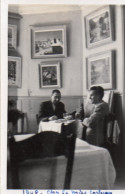 Photographie Vintage Photo Snapshot Chez La Mère Corbeau Restaurant - Anonymous Persons