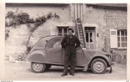 CITROEN 2 CV AVEC MILITAIRE CIRCA 1950 - Auto's